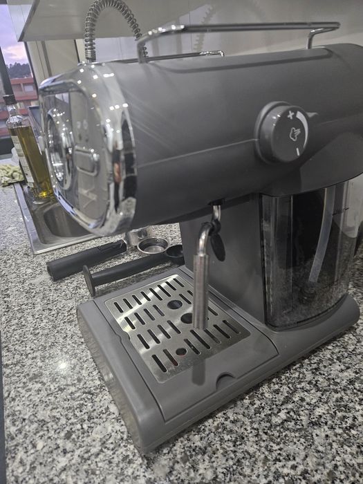 Máquina de café Silvercrest, pouquissimo uso, com os acessórios