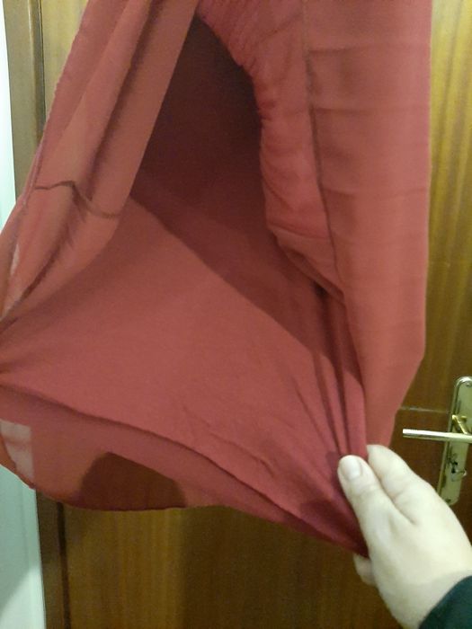 Túnica tamanho único Bordeaux (nova) com plissado à frente e atrás