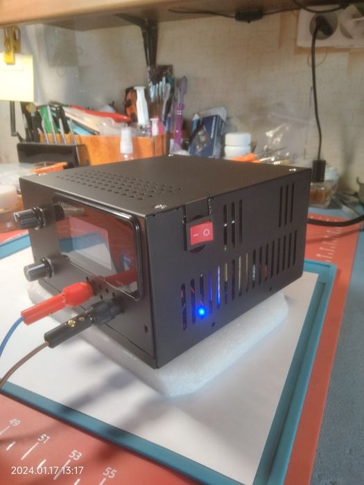 Зарядний пристрій з регулюванням струму та напруги.