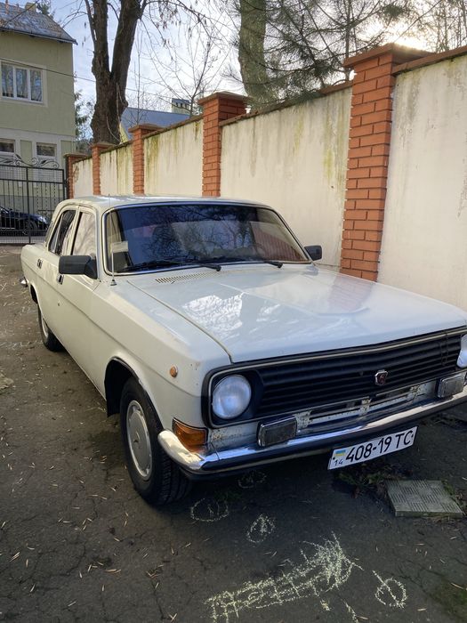 Газ 2410 1988 рік. Автомобіль весь час був в одній родині.

Фарбувалися тільки два елементи переднє крило і заднє крило. Варити авто не потрібно. Корозія є але дір немає.

Двигун повністю перебраний. Встановлена п’ятиступінчата коробка передач. Новий комплект зчеплення. Новий акумулятор. Хороша резина. Поміняні хрестовини.

Головний гальмівний циліндр і вакуум від Subaru. Гальма дуже добрі. Колодки нові. Частина барабанів нові частина проточені.

Ходова повністю нова. Шкворня всі нові. Рульова колонка перебрана.

Сидіння від Волги 3110 з пробігом близько 60000 км.

Встановлене газове обладнання пропан бутан але його потрібно допідключити.

Автомобіль готувався для себе але немає часу завершити проєкт. Вкладено понад 100000 гривень.

Машина переоформляється. Є договір купівлі продажу.