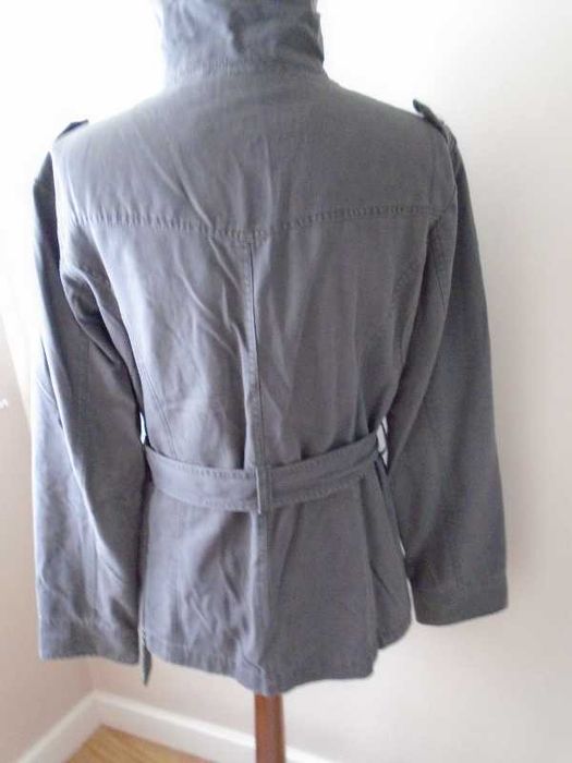 Casaco gabardine estilo militar cinzento