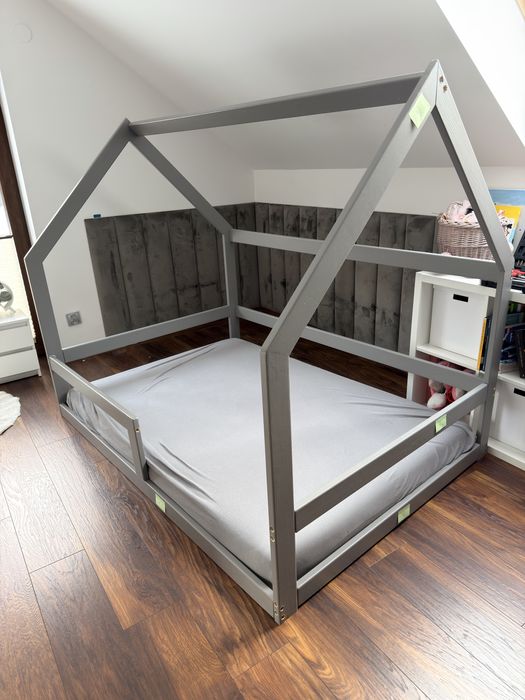 Łóżko domek dziecięce 130x180 – solidne, komplet z materacem