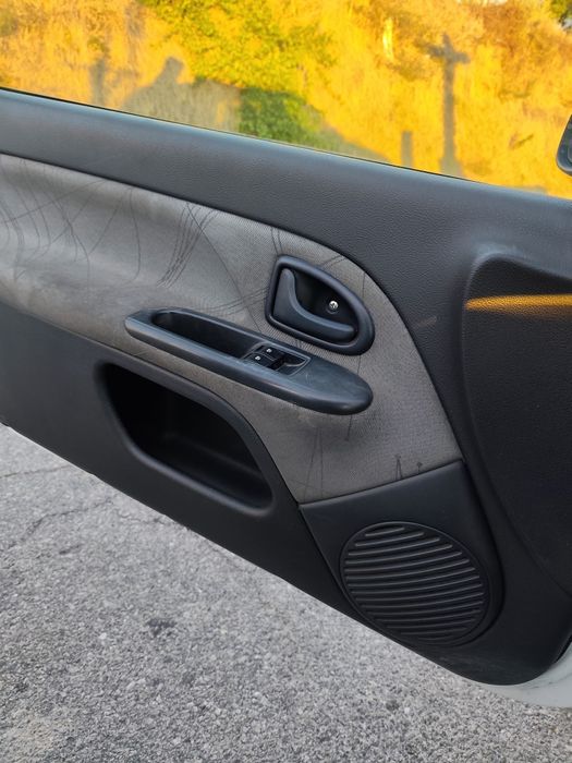 Clio comercial sem nada a fazer