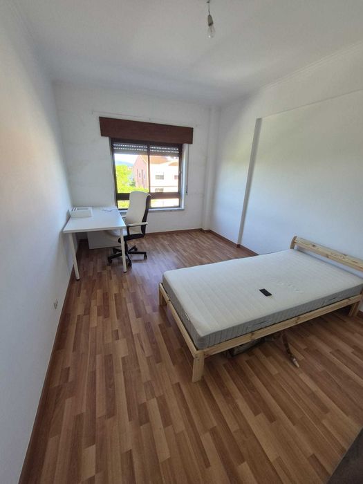 Quarto para arrendamento com WC