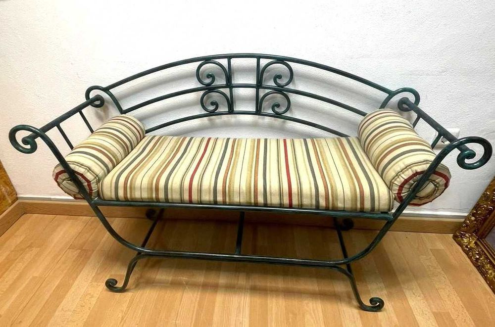 Banco artistico em ferro com almofada