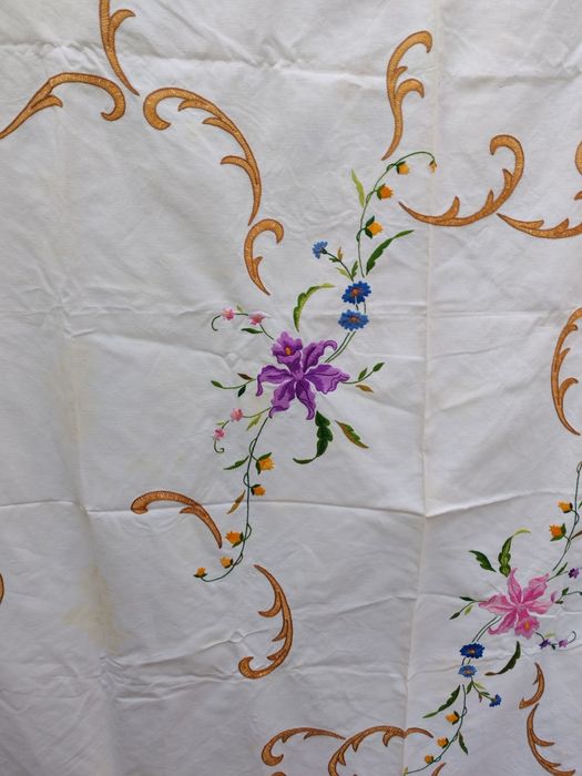 Toalha bordada em linho mede  1,75 x1 1,40