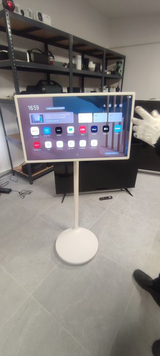 Monitor LG 27 dotykowy z wbudowana baterią na kółkach