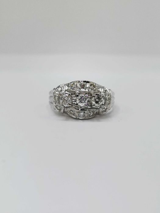 Pierścionek w stylu art deco z brylantami 0,5 ct