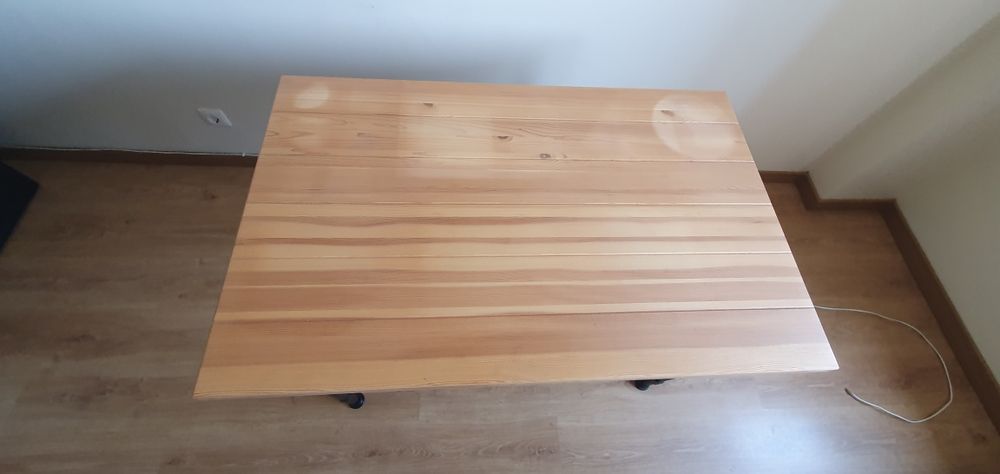 Mesa / secretária com tampo em pinho maciço