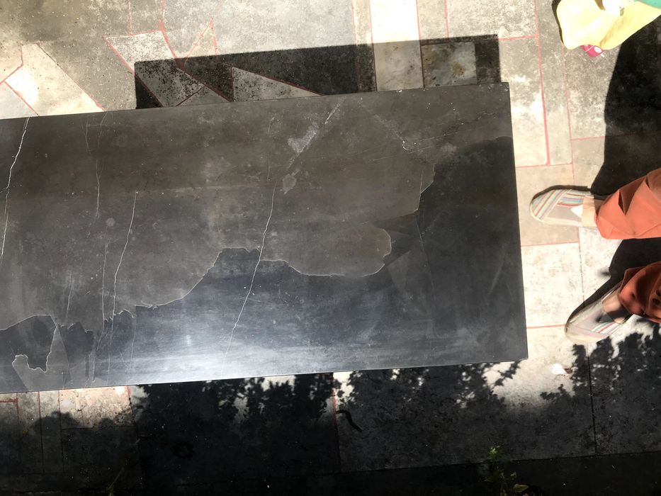 Mesa de café com tampo de mármore