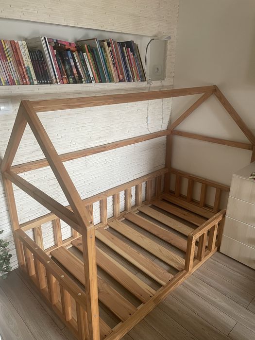 Łóżko drewniane typu domek