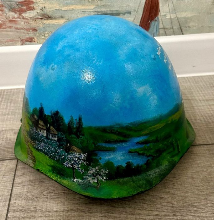 Каска військова на подарунок