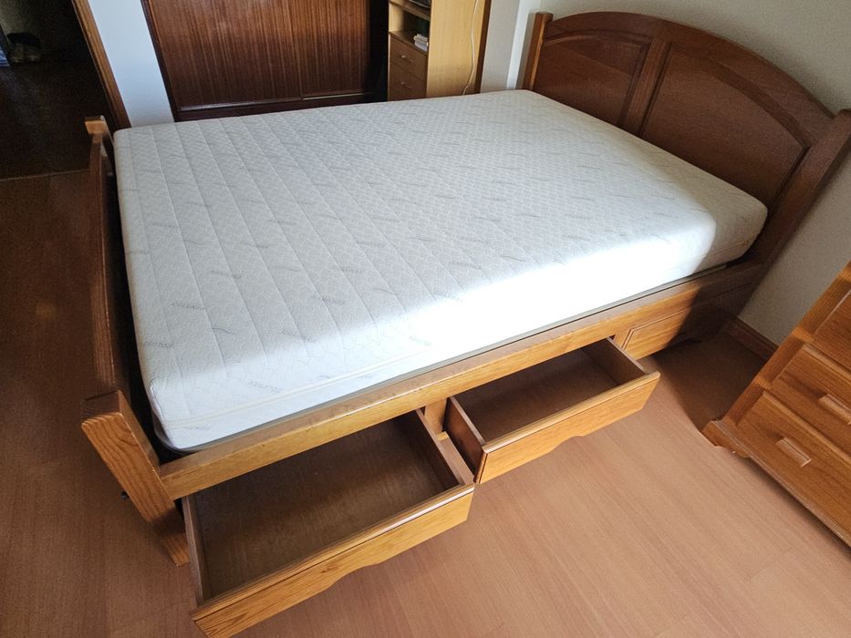 Cama em cerejeira maciça com gavetas 145 x 200
