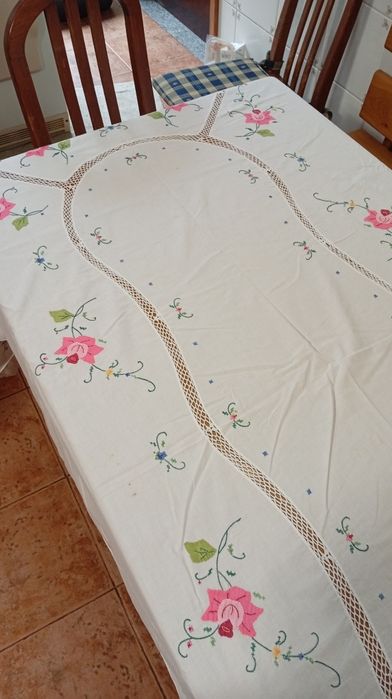 Toalha mesa bordada