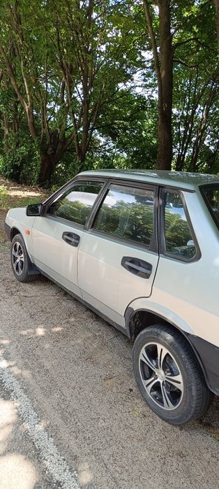 Автомобіль в гарному стані,2002 року випуску.Пробіг рідний без іржі,авто вкладень не потребує.