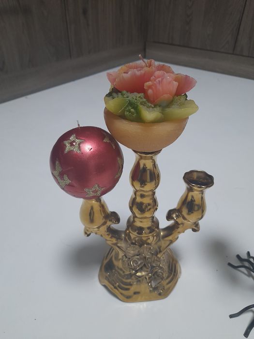 Свечки и подсвечники.