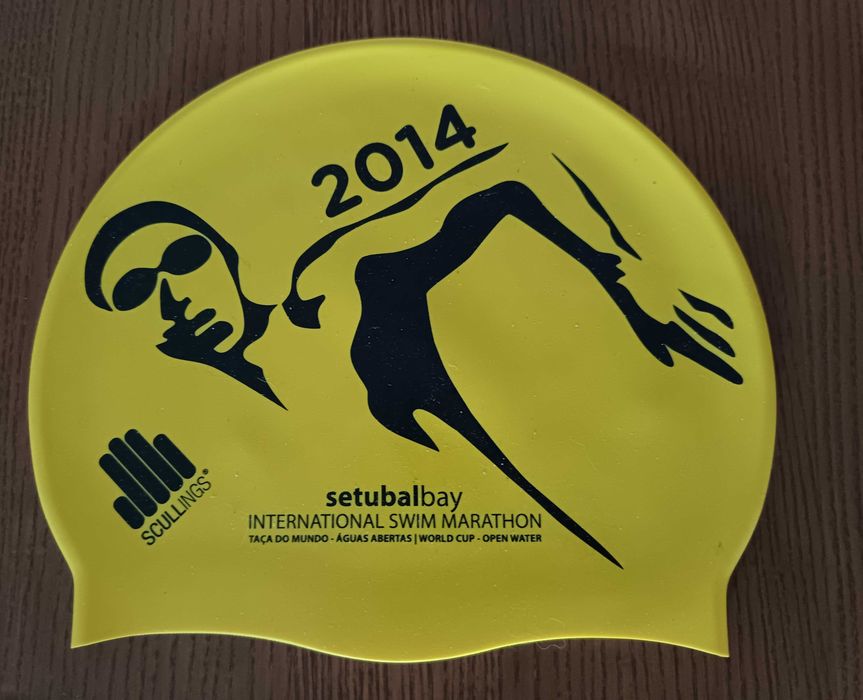 Touca de natação, de silicone, Setúbal Bay 2014 - International Swim Marathon, em estado novo, só usada uma vez, no dia da prova.