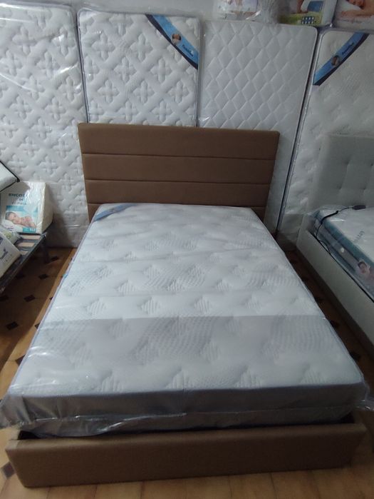 Camas estofadas novas