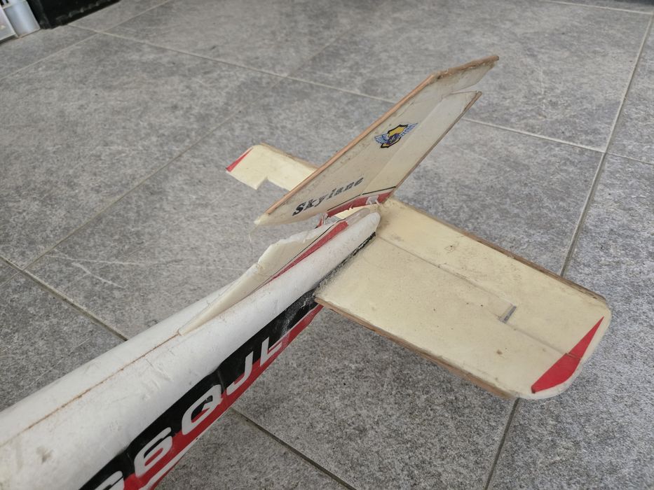 Avião rc danificado