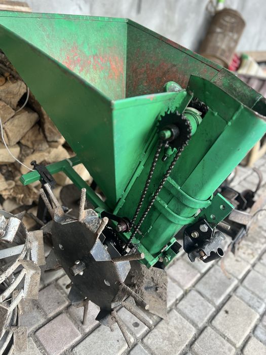 Картоплесаджалка до мотоблока