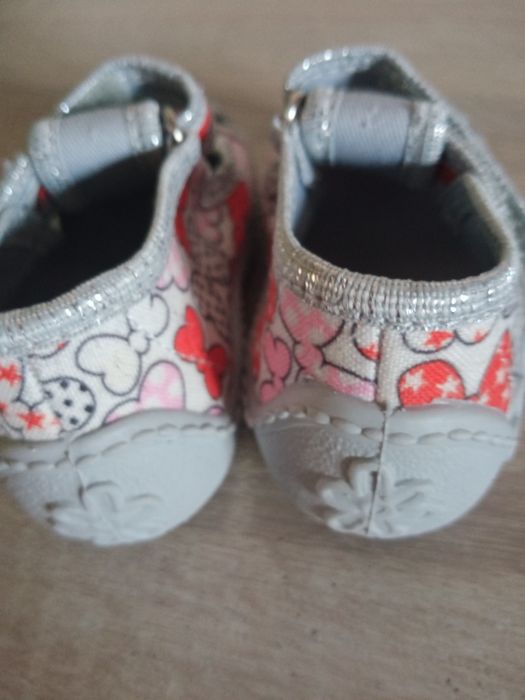 Sprzedam buciki dla dziewczynki.