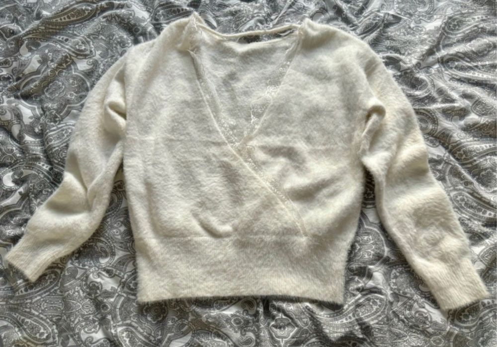 Sweter damski z wyciętymi plecami