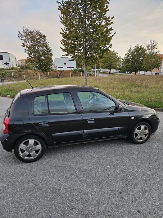 Renault Clio II 1.2 gasolina, nacional, de 2004.