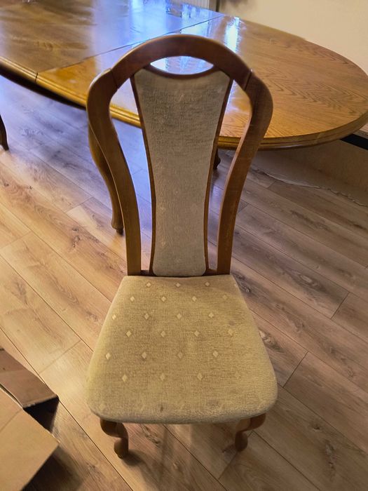 Stół rozkładany z krzesłami