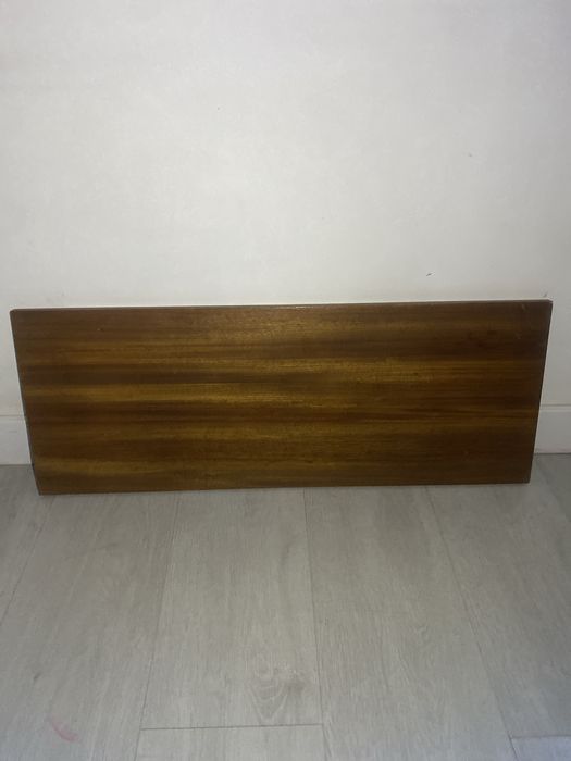 Esta é uma tábua de madeira pesada com muita grossa