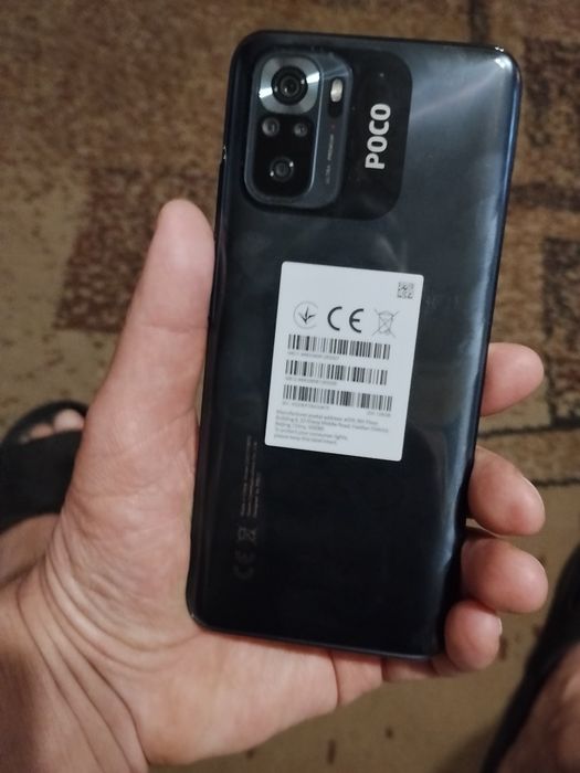 Смартфон Poco M5s в коробке с документами.