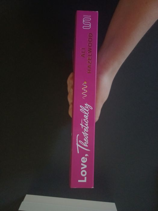 Книга «Love, Theoretically» від Ali Hazelwood