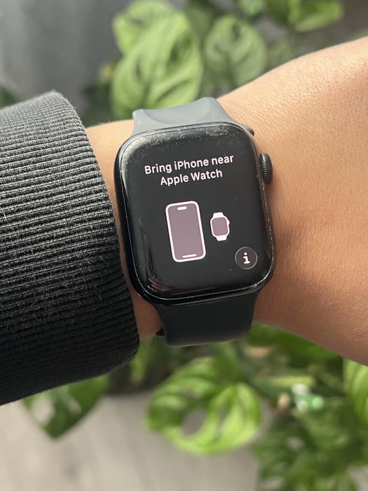 Czarny zegarek smartwatch apple watch series 8