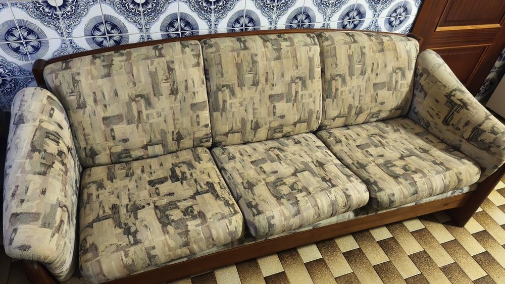 Conjunto de Sofás em Madeira Maciça (3 Lugares + 2 Lugares) – Excelente Estrutura