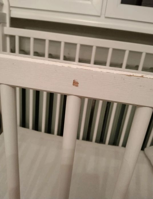 Białe drewniane łóżeczko