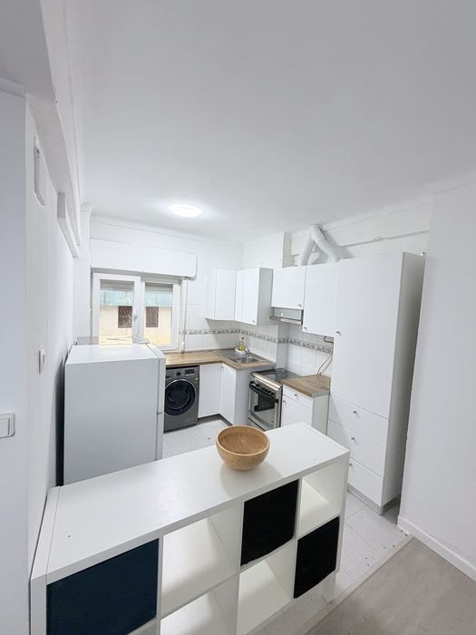Quarto proximo ao metro da linha azul e comboio (reboleira)