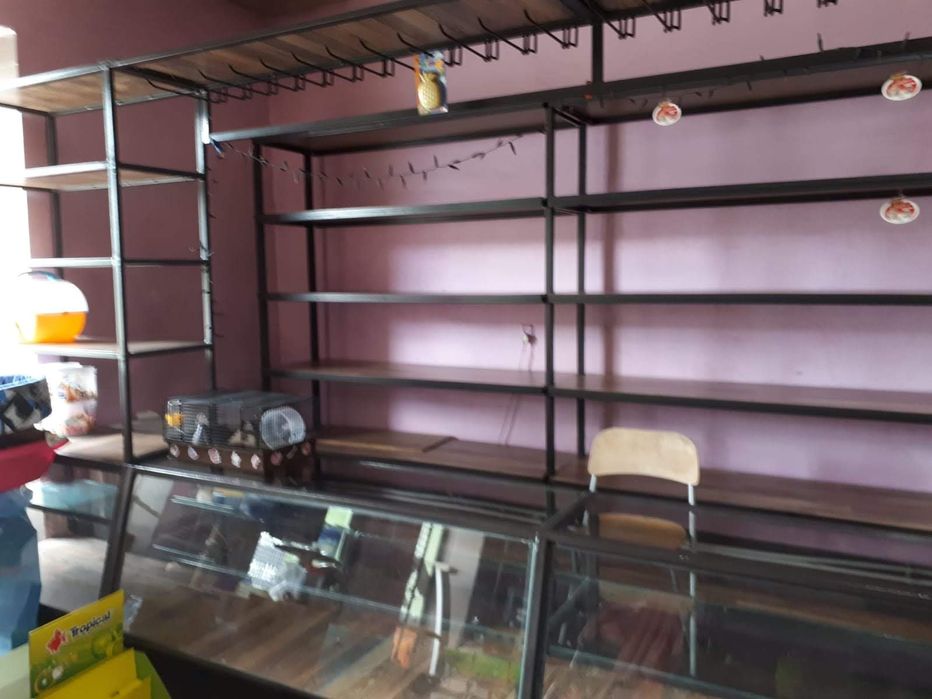 Kompletne regaly ścienne i oszklone