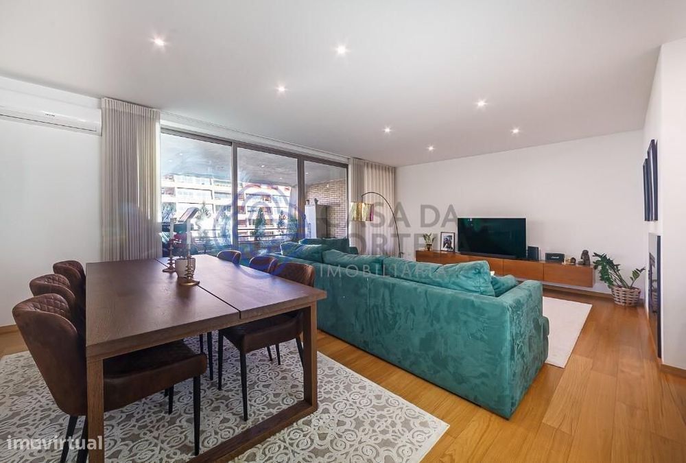 Apartamento T3 com terraço em condomínio privado com piscina em São Jo