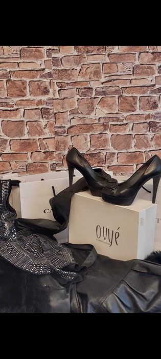 Czarne skórzane szpilki włoskiej Marki OVYĚ