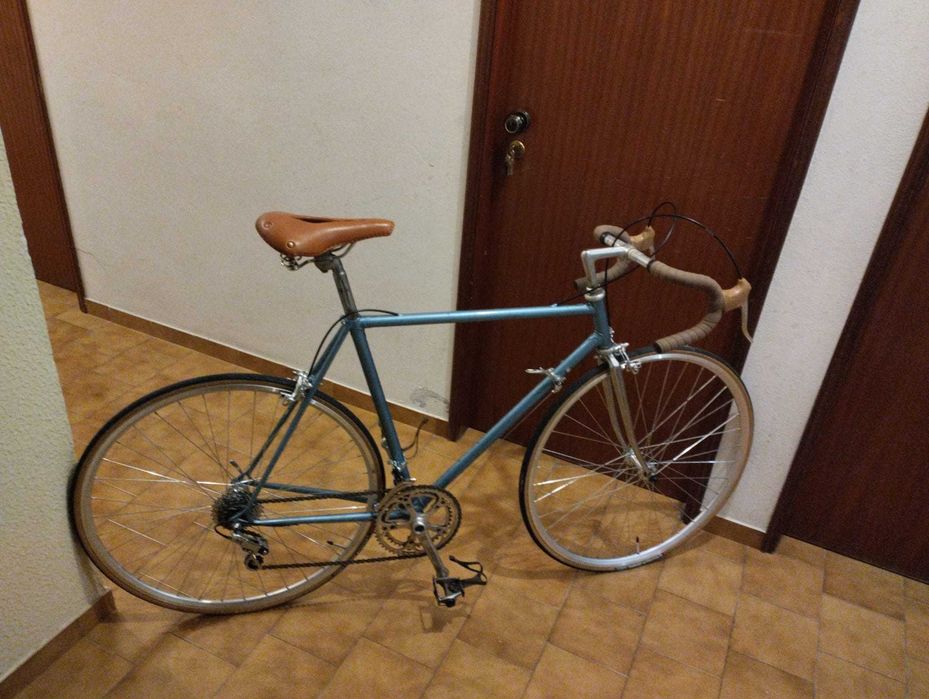 Bicicleta de corrida antiga restaurada