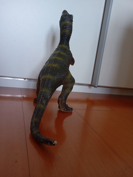 Dinossauro Velociraptor em borracha