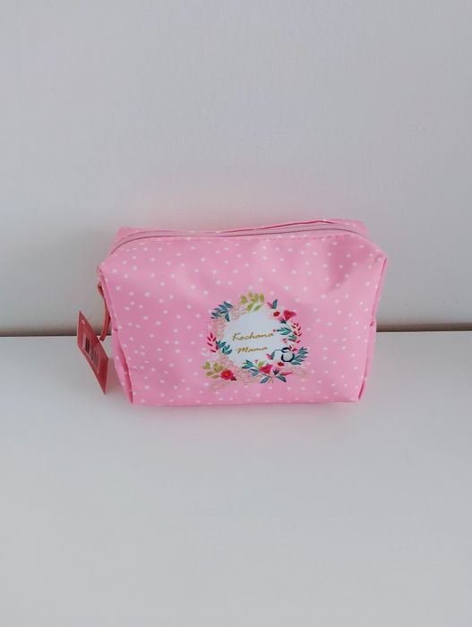 różowa kosmetyczka w kropki z napisem Kochana Mama
Wymiary: 11×16 cm