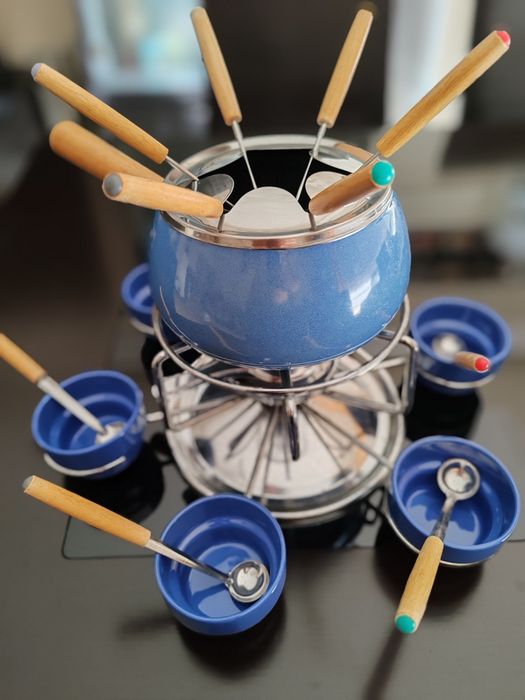 Fondue, taças, espetos e colher para molhos