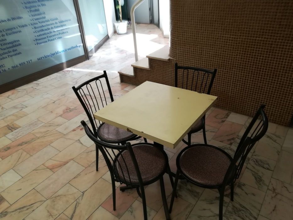 Mesa e 4 cadeiras
