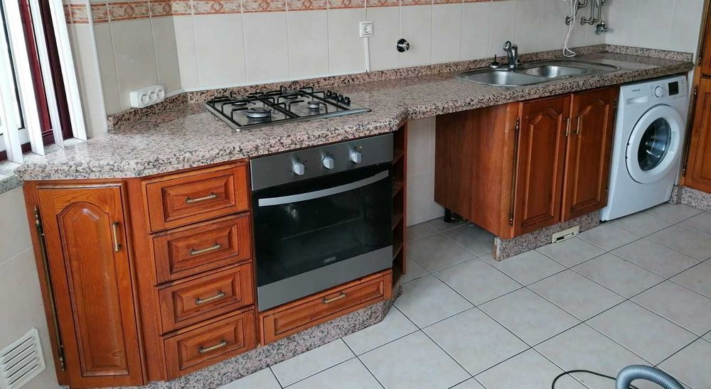 Vendo cozinha em madeira de castanho