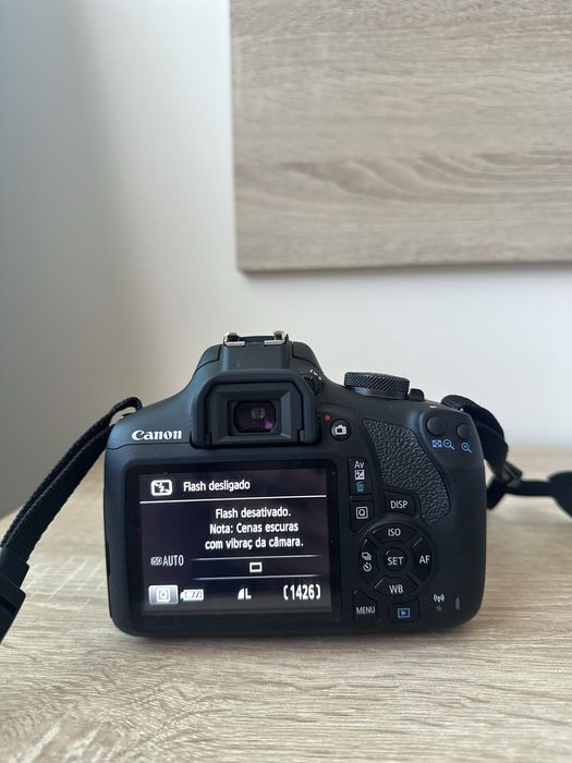 Máquina Fotográfica Canon EOS 2000D com mala transporte