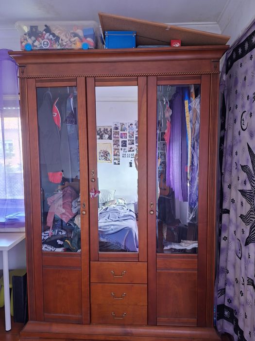 Cristaleira adaptada a Roupeiro em Cerejeira.