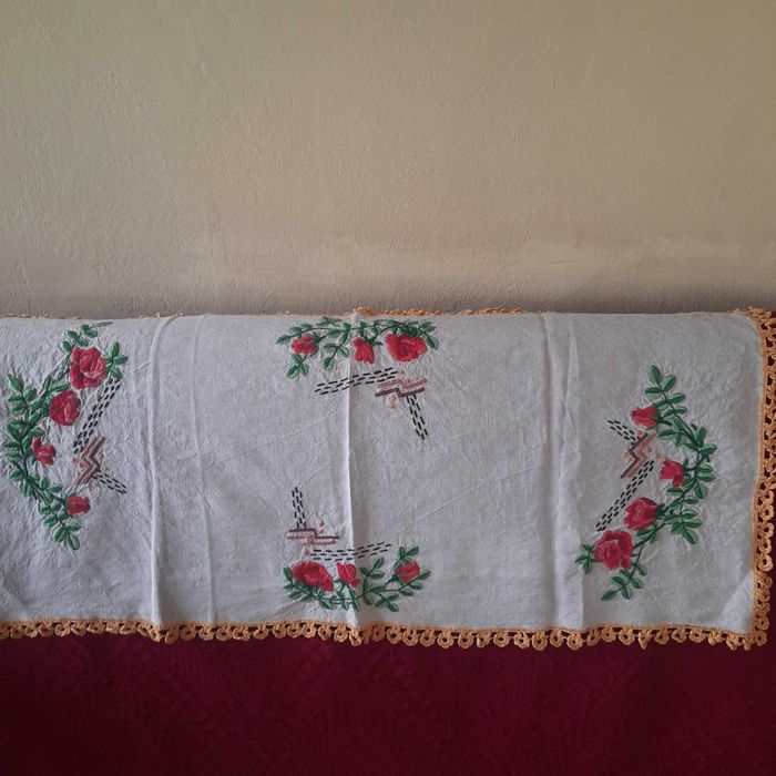 Bieżniki ręcznie haftowane na płótnie