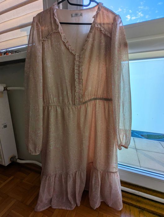 Kremowa sukienka Reserved z falbanką