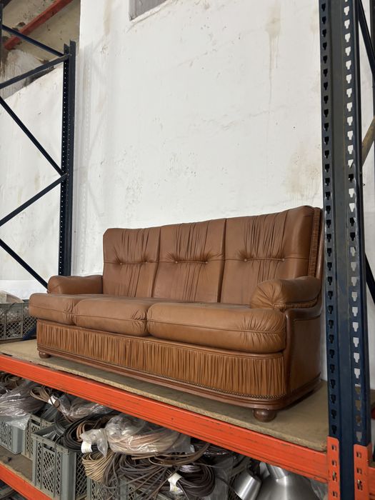 Conjunto sofá cama de pele e duas poltronas