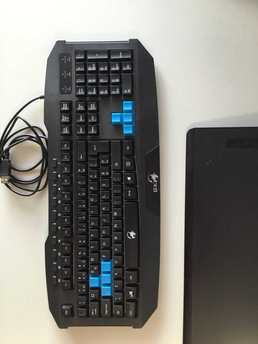 Computador (desktop) com capacidade para jogos e edição gráfica.